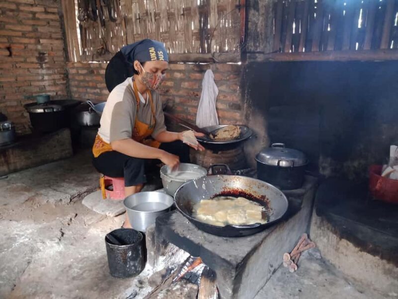 Yogyakarta: Borobudur ClimbUp, Village Bike & Prambanan Tour - FAQs