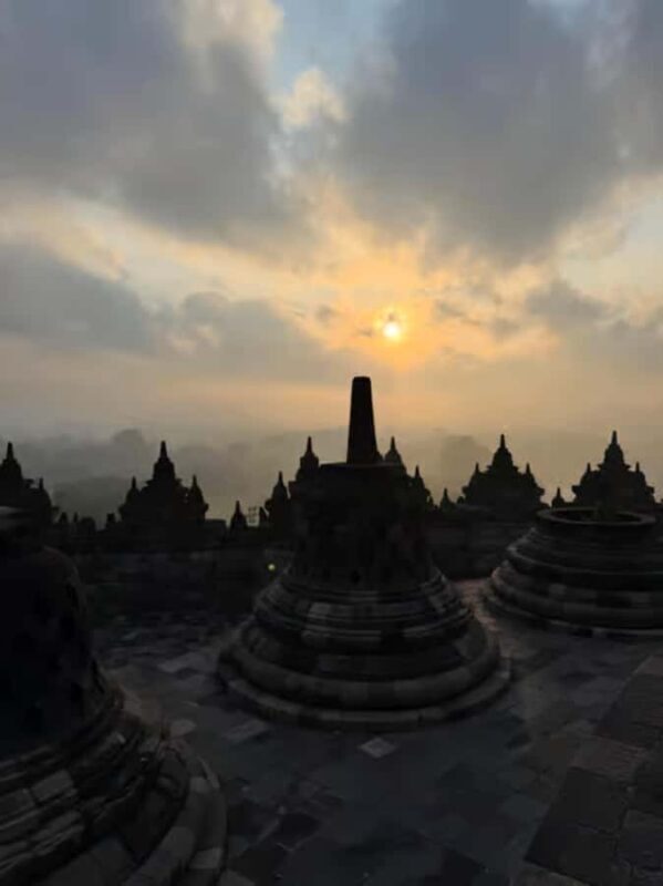 Yogyakarta: Borobudur Sunrise from temple with Breakfast - What Reviewers Say