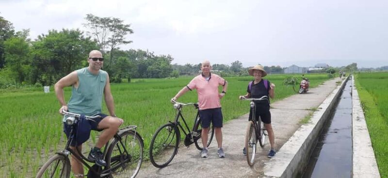 Yogyakarta: Classic Bike Tour with Lunch and Pickup - Transportation, Timing, and Group Size