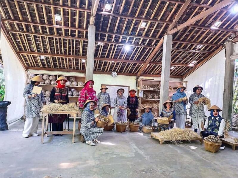 Yogyakarta/Magelang: Selogriyo Temple and Weaving Tour - Good To Know