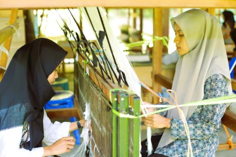 Yogyakarta/Magelang: Selogriyo Temple and Weaving Tour - Good To Know