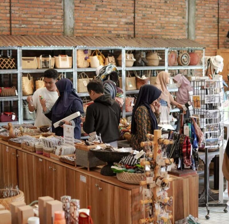 Yogyakarta: Malioboro Street Night Tour with Food Tasting - Good To Know