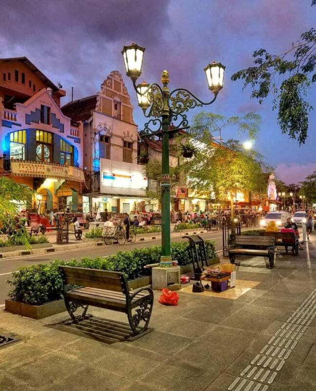 Yogyakarta: Malioboro Street Night Tour with Food Tasting - What Travelers Say