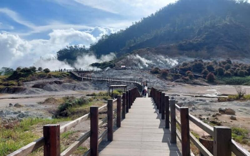 Yogyakarta: Menjer Lake Bamboo Boat Tour with Lunch - The Lakeside Lunch: A Delicious Break