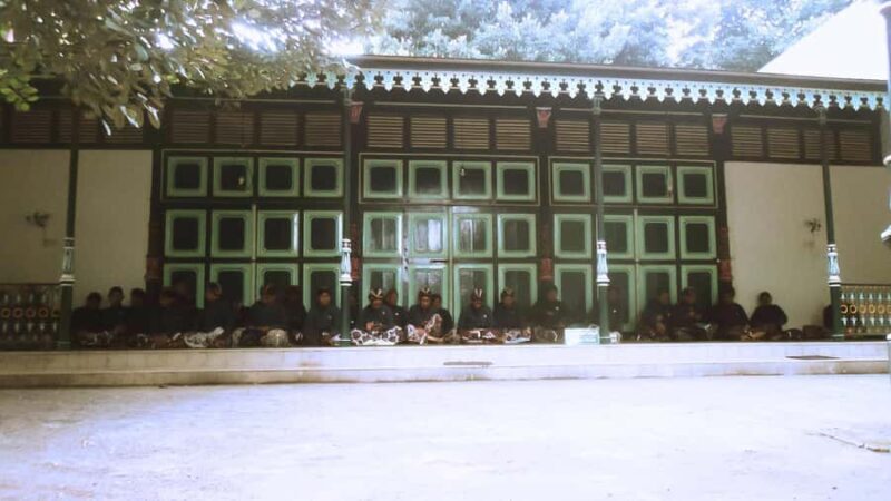 Yogyakarta: Monarch History Guided Walking Tour - Good To Know