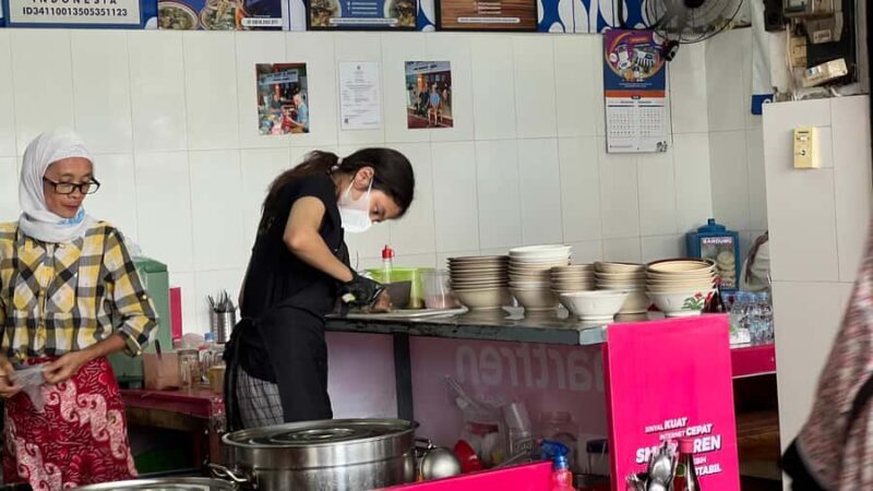 Yogyakarta: Morning Breakfast and Market Experience - Walking or Rickshaw: Exploring the City’s Historic Heart