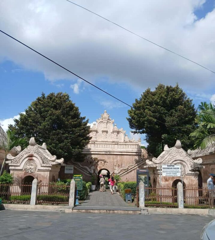 Yogyakarta: Palace, Taman Sari, & Borobudur Day Trip - Good To Know