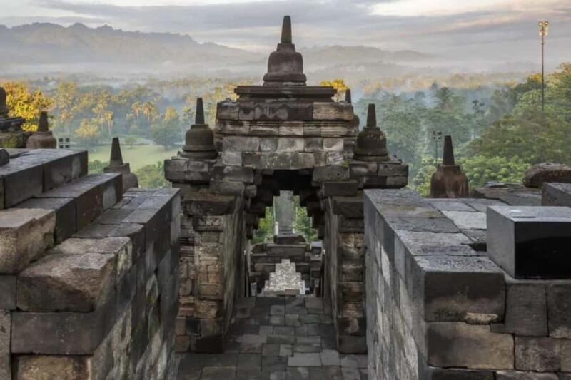 Yogyakarta: Prambanan and Borobudur Temples Guided Tour - Moving to Borobudur: The Largest Buddhist Structure on Earth