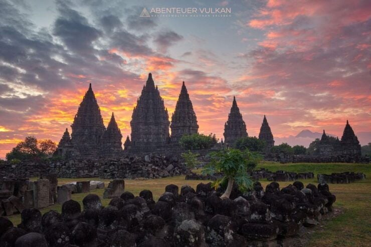 Yogyakarta : Prambanan Temple Sunset and Ramayana Ballet - Historical Significance and Hindu Architecture