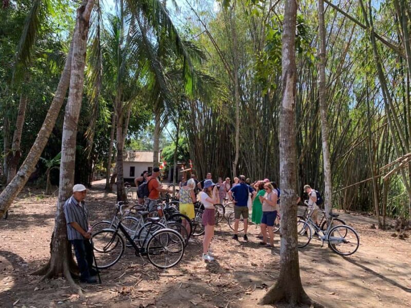 Yogyakarta: Selogriyo Temple and Candirejo Cycling Tour - Discovering Local Life and Traditions
