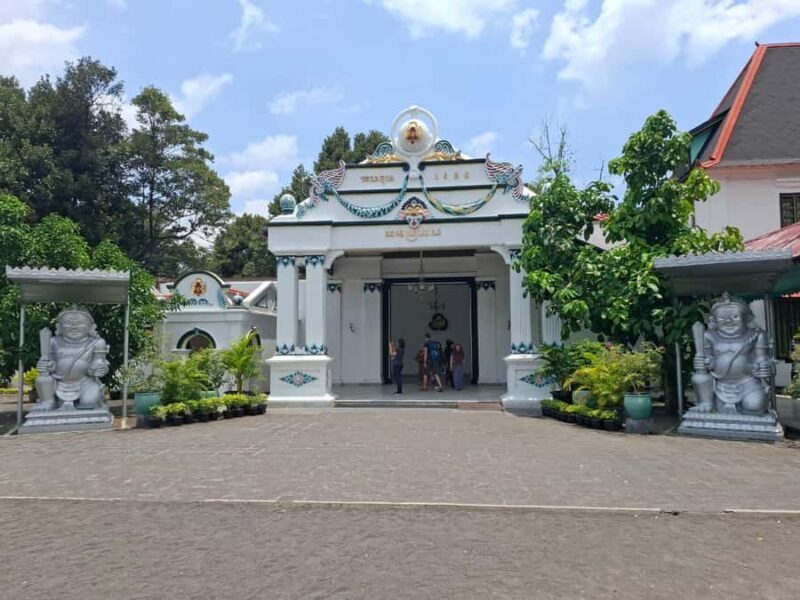 Yogyakarta: Sultan Palace and Water castle Guided Tour - Good To Know
