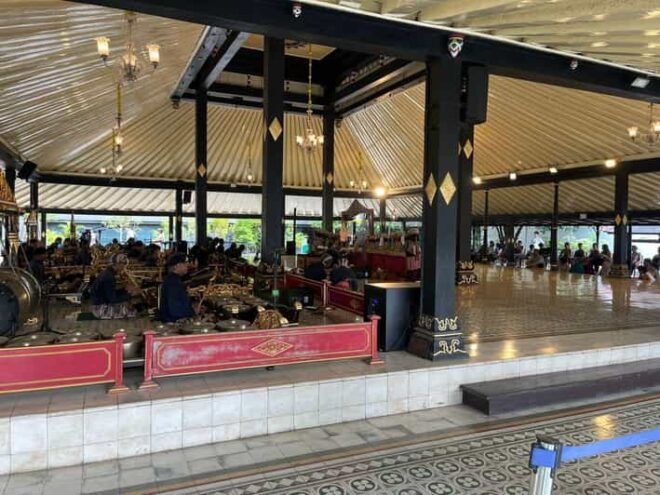 Yogyakarta: Sultan Palace, Water Castle and Prambanan Tour - Key Attractions