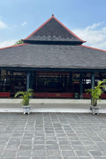 Yogyakarta: Sultan Palace, Water Castle and Prambanan Tour - Included Services