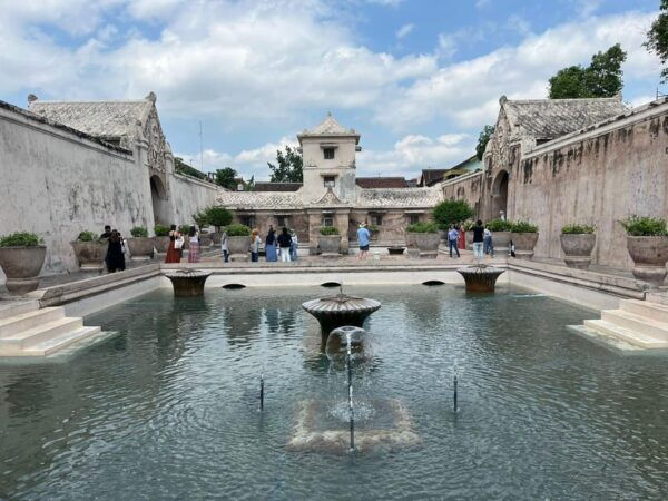 Yogyakarta: Sultan Palace, Water Castle and Prambanan Tour - Questions You May Have