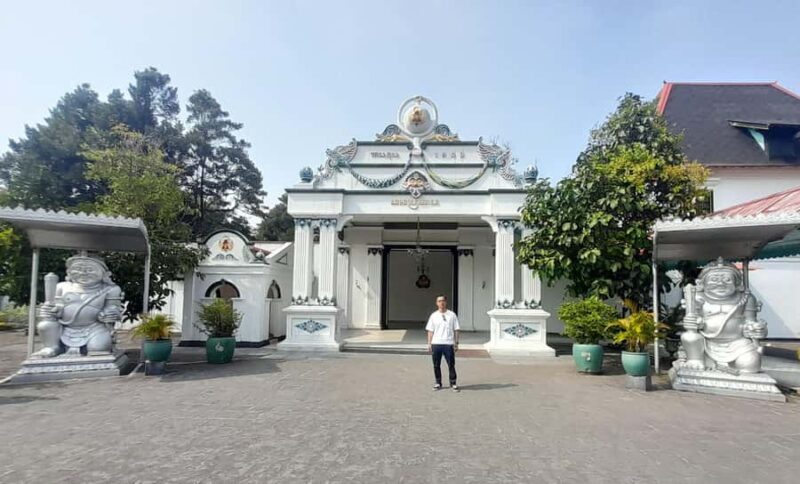 Yogyakarta: Sultan's Palace, Borobudur & Sunset Tour - A Deep Dive into the Yogyakarta Sultans Palace, Borobudur & Sunset Tour