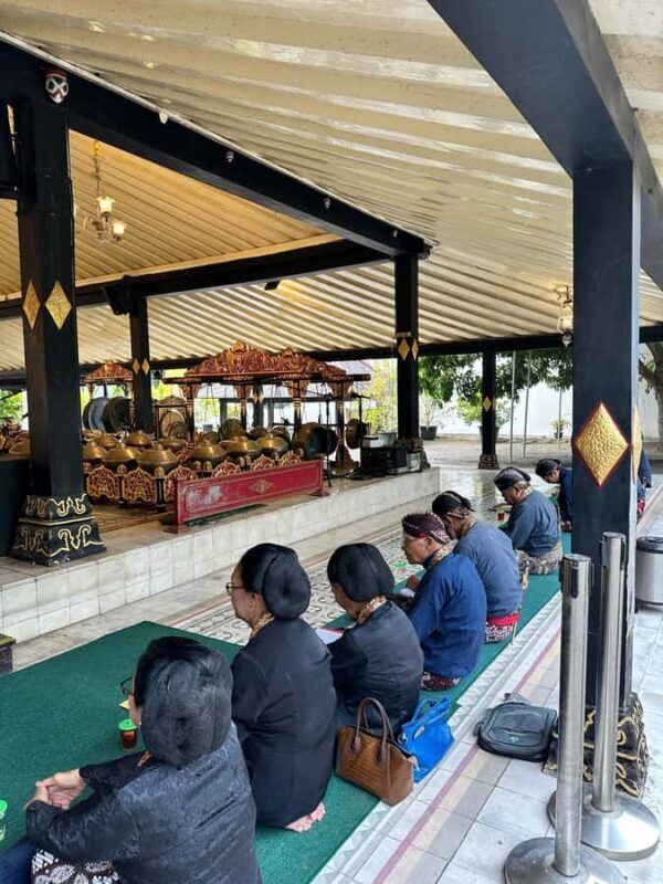 Yogyakarta: Sultan's Palace & Tamansari Guided Walking Tour - Good To Know