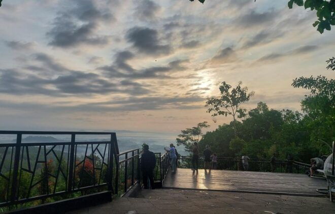 Yogyakarta: Sunrise at Borobudur Half-Day Trip With Pickup - Temple Guide and Optional Visits