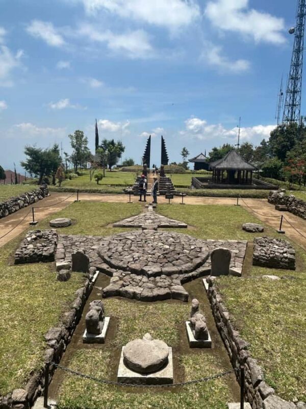 Yogyakarta : Surakarta + Sukuh temple + Cetho temple + Guide - Good To Know