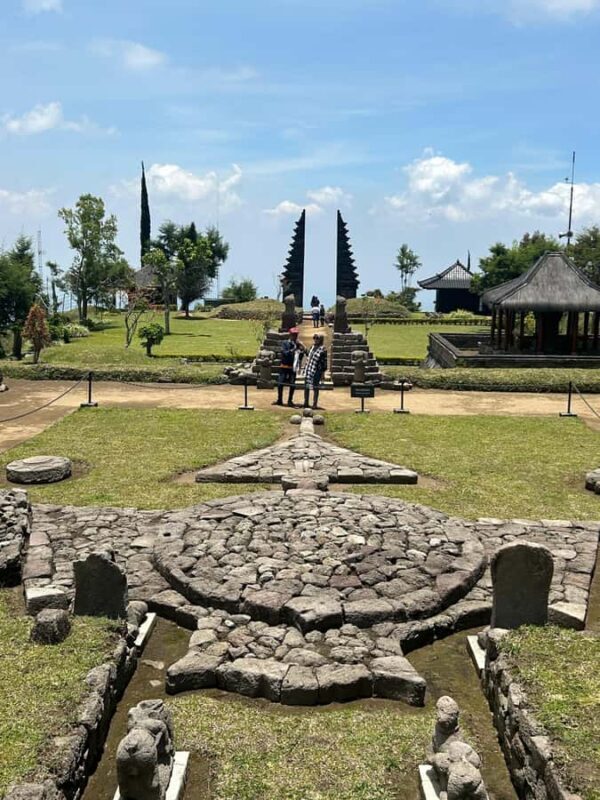 Yogyakarta : Surakarta + Sukuh temple + Cetho temple + Guide - An In-Depth Look at the Tour Experience