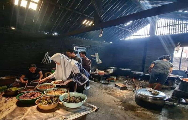 Yogyakarta: Temple Tour & Local Food Experience - Exploring Java’s Temples: What You Can Expect