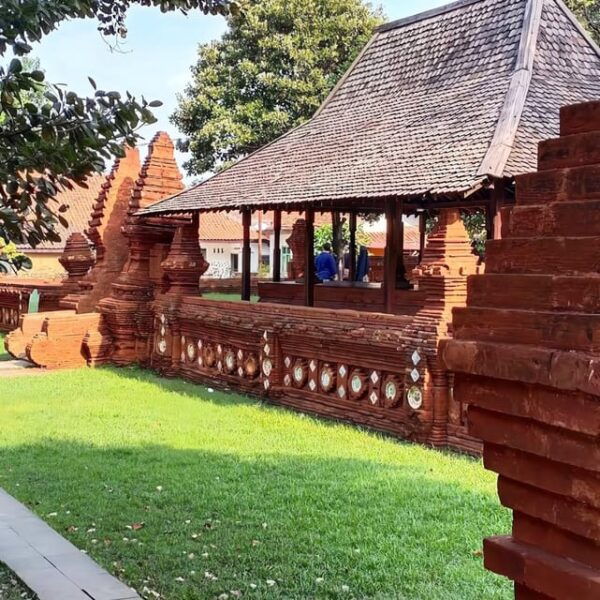 Yogyakarta Tour : Borobudur, Cirebon, Jakarta 3 Day 2 Night - Exploring Jakarta City