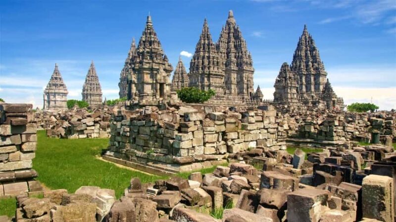 Yogyakarta: Tour Borobudur & Prambanan (Guaranteed climb) - Discovering Yogyakarta’s Temples: A Detailed Look at the Borobudur & Prambanan Tour