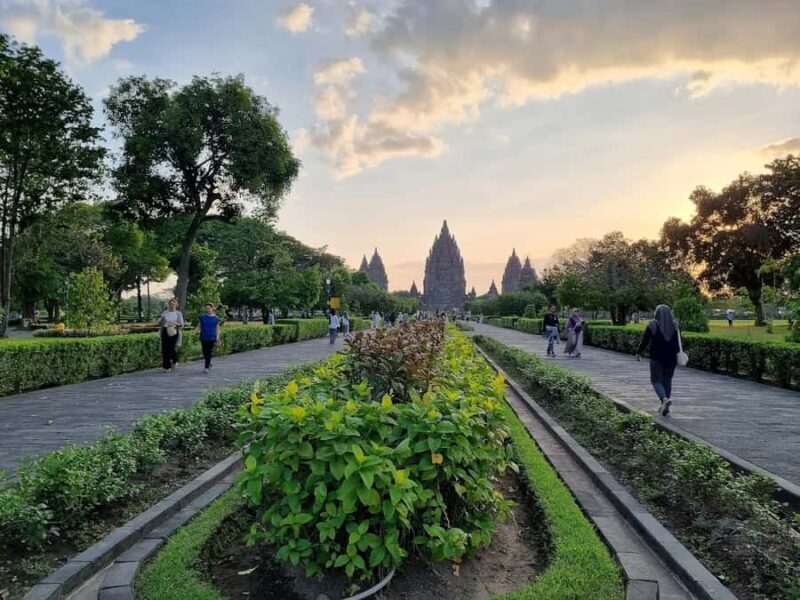 Yogyakarta: Transfer & Tour Borobudur and Prambanan Temples - Transportation & Group Size