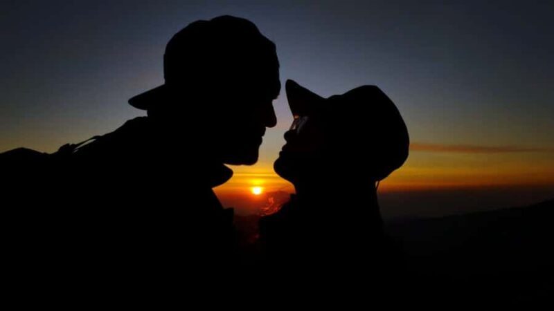 Yogyakarta : VW Setumbu Sunrise Borobudur Climb Up Tour - Transportation and Group Size