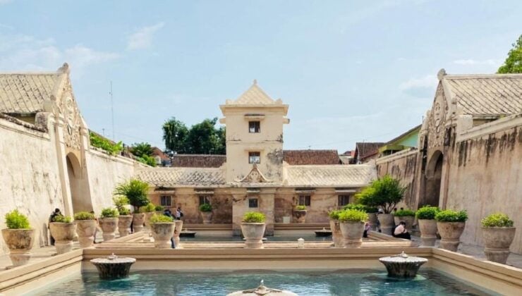 Yogyakarta: Water Castle, Sultan Palace, Temple Guided Tour - Activity Details