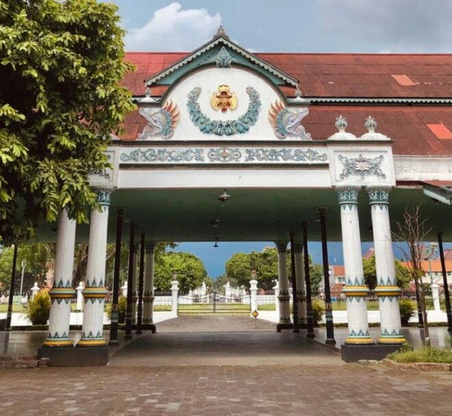 Yogyakarta: Water Castle, Sultan Palace, Temple Guided Tour - Sightseeing Experience