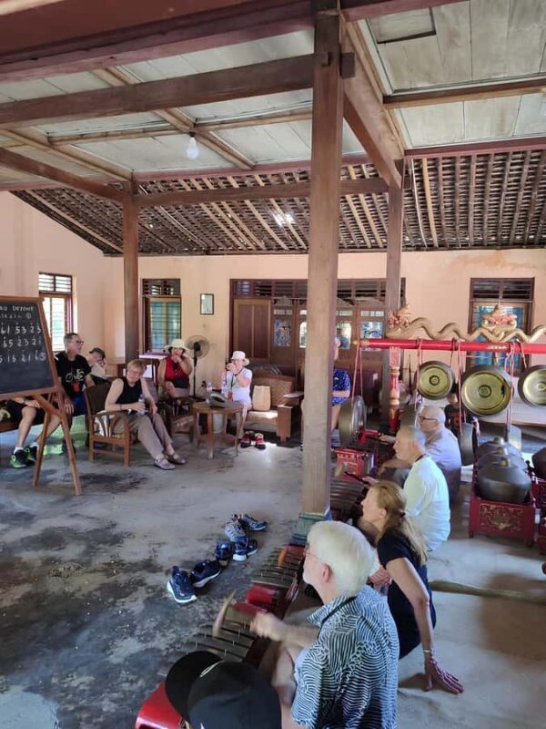 Yogyakarta:Borobudur Temple & Borubudur Village Cycling Tour - Exploring Borobudur: A Majestic UNESCO Site