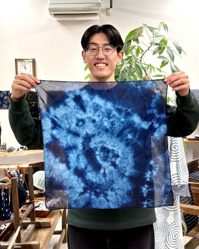 YokaBus Fukuoka Strawberry Picking and Sakura Dyeing Experience - Turning white fabric into a keepsake