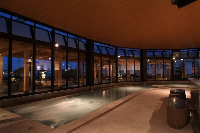 Yokohama Minatomirai Manyo Club Onsen Experience in Yokohama - Food, rest areas, manga, and a possible overnight stop
