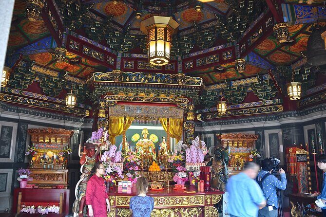 Yokohama Walking Tour Chinatown Temples and Bayside - Strolling Through Yamashita Park