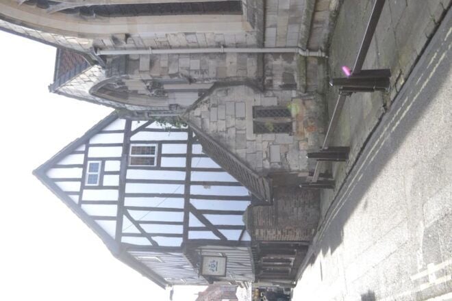 York: Smartphone Guide With Riddles and Discovery Walk - Description