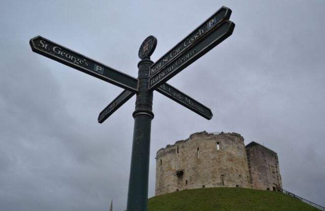 York: Smartphone Guide With Riddles and Discovery Walk - The Sum Up