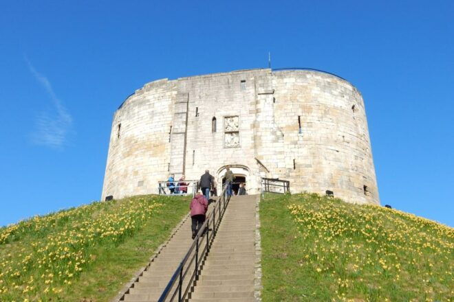 York: Smartphone Treasure Hunt Style Heritage Walks - Marvel at the Largest Gothic Cathedral