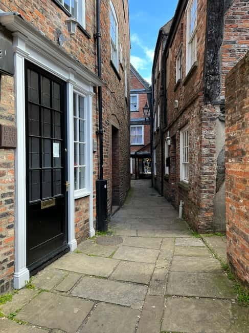 Yorks Snickelways Story Walking Tour - Good To Know