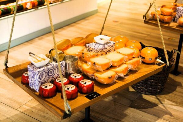 Zaanse Schans: Highlights of Holland Private Guided Tour - Woodworking and Cocoa Crafts