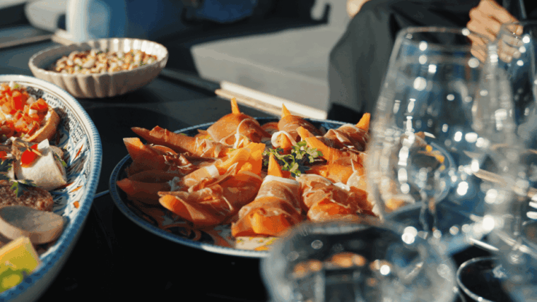 Zaanse Schans: Private Cruise + Guide + Incl. Food & Drinks - FAQ