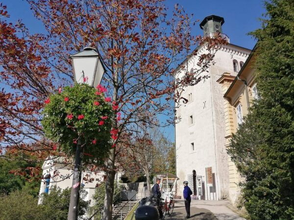 Zagreb: Group Walking Tour of Zagreb (Funicular Included) - What to Expect on the Tour