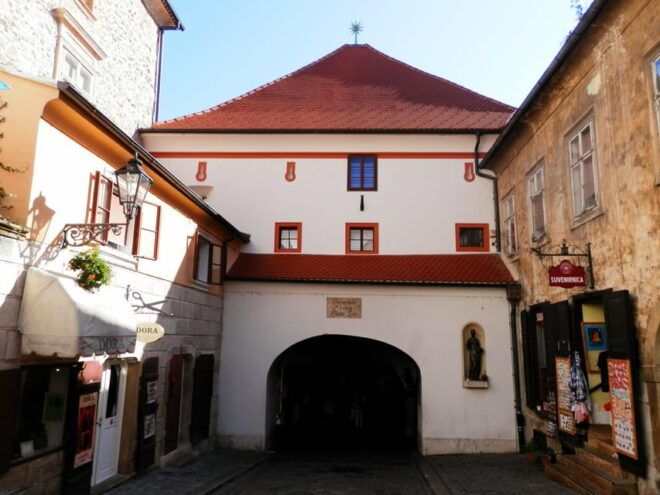 Zagreb: Private Walking Tour of Zagreb (Funicular Included) - Personalized Customer Experience