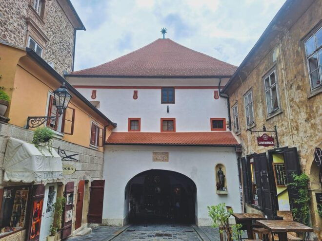 Zagreb: Secrets & Stories With an Art Historian - Local Life at Dolac Market