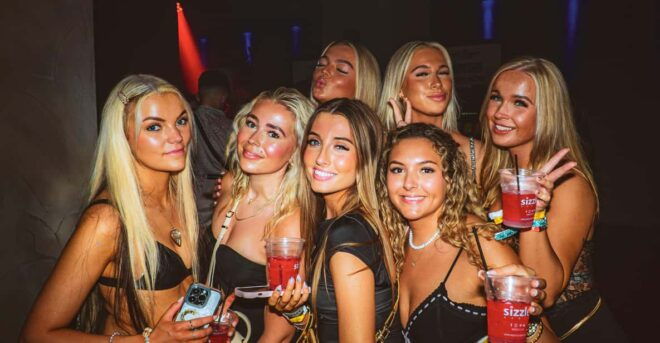 Zante: Agenda Party (All Black Dress Code) at Sizzle Club - Party Atmosphere