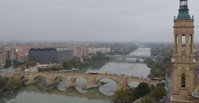 Zaragoza: First Discovery Walk and Reading Walking Tour - Experience