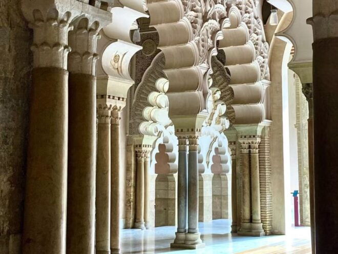 Zaragoza : Palacio De La Aljafería Guided Visit in Spanish - Select Participants and Date