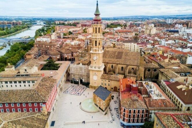 Zaragoza : Private Custom Walking Tour With a Local Guide - Tour Experience