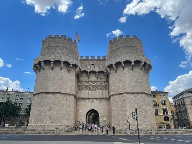 Zoom Through Valencia: Top 25 Hotspots on E-Scooters - Dive Into the Wonders of the Oceanogràfic