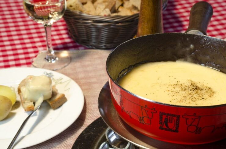 Zurich: Sightseeing and Gourmet Tour With Cheese Fondue - Tour Overview